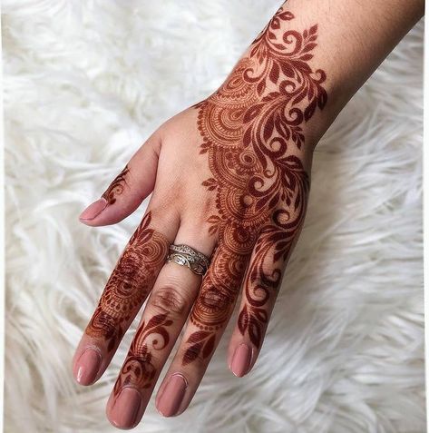 Organic Henna Heaven on Instagram: “Absolutely beautiful henna design by @arora_mehndi 😍 #organichennaheaven #aroramehndi #hennaartist #mehndiartist #7enna #bridaldesign…” Beginner Henna, Henna Tattoo Designs Hand, Mehndi Designs Bridal Hands, Henna Art Designs, Latest Henna Designs, Mehndi Design Pictures, Pretty Henna Designs, Full Mehndi Designs, Henna Tattoo Designs Simple