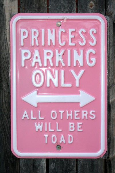 Funny Parking Sign - Free High Res. Photo. This sign made me giggle! By no means do I think I'm a princess but I love pink and........'toad'...makes me smile:) Funny Princess, Shoes Princess, Princess Parking, Tout Rose, Bedroom Wall Collage, Shoes Tennis, Pink Tree, Pink Quotes, Parking Signs