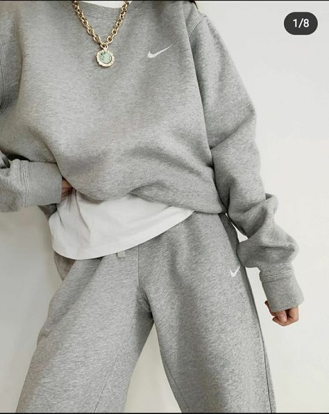 Sweatset Girl, Tuta Outfit Style, Nike Sweat Set, Outfit Tuta, Comfy Outfits For School, Sweats Aesthetic, Outfit Ideas Cozy, Cozy Outfit Ideas, Comfy Outfit Ideas