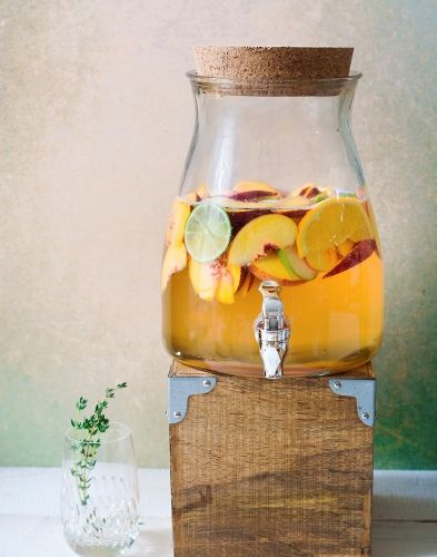 Sangria blanche White Wine Sangria Peach, Winter Drink, Pink Lady Apples, Peach Sangria, White Sangria, Granny Smith Apples, Aperol Spritz, Detox Smoothie, Baklava