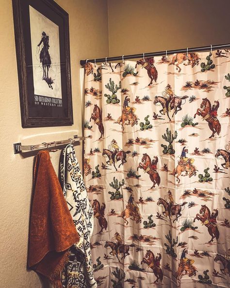 18 Western Bathroom Decor Designs to Add Some West Flair to Your Bathroom - Inyouths Blog Cute Western Bathroom Ideas, Cowhide Bathroom Decor, Boho Country Bathroom, Cowboy Theme Bathroom, Desert Inspired Bathroom, Cowgirl Bathroom Ideas, Small Western Bathroom, Western Bathroom Ideas Rustic, Western Themed Bathroom