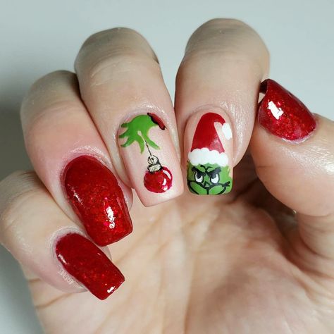 Easy Grinch Nail Designs, The Grinch Acrylic Nails, Grinch Nail Designs Short, Christmas Nail Grinch, Grinch Nails Acrylic Short, Cute Christmas Nails Grinch, Christmas Nails 2023 Grinch, Grinch Nails For Kids, Grinch Dip Nails