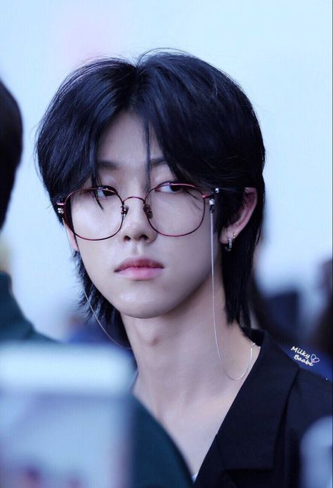 #SEVENTEEN #svt #xuminghao #minghao #THE8 #디에잇 #徐明浩 Avatar Pfp, Seventeen Minghao, Mullet Haircut, Asian Man, Seventeen The8, Seventeen Debut, Mullet Hairstyle, Aesthetic Hair, Black Aesthetic