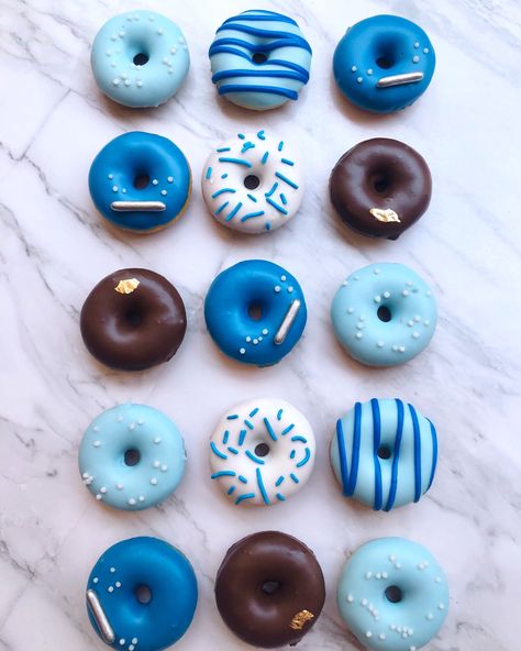 Cute blue mini donuts #minidonuts #minidonas #donuts #donut #sweet #dessert #bluedonuts #blueminidonuts Fathers Day Donuts Ideas, Mini Donut Design, Donuts Design, Donut Icing, Diy Smash Cake, Donut Toppings, Blue Donuts, Dessert Cookies, Mini Doughnuts