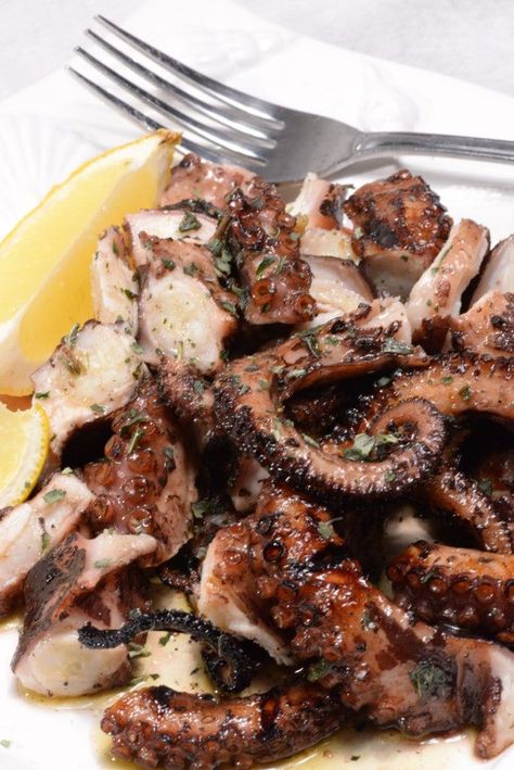 Yummy Nummies, Octopus Recipes, Calamari Recipes, Grilled Octopus, Country Recipes, Greek Dishes, Calamari, Fish Dishes, Food Trucks