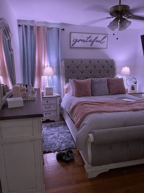 Xl Bedroom Ideas, Basic Teen Girl Room, Aesthetic Bathroom Ideas For Teens, Basic Room Decor, Basic Bedroom Ideas, Aesthetic Dorm Room Ideas, Remodeling Bedroom, Room Basic