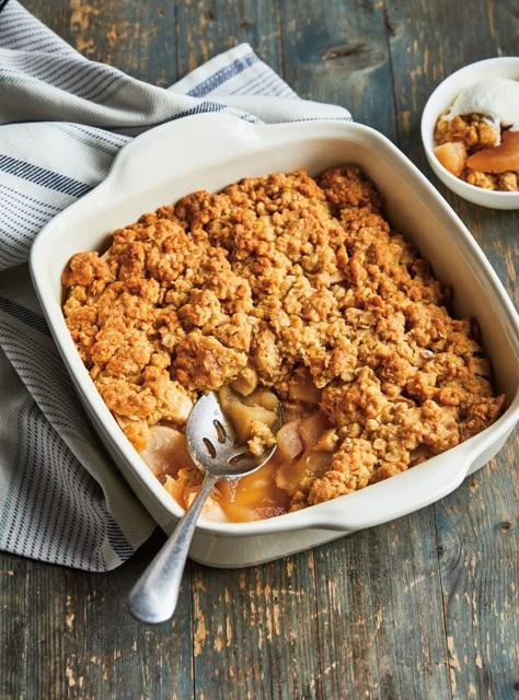 When the fall season rolls around, what could be better than a recipe for apple crumble? It's our absolute best! Fall Desserts Apple, Best Apple Recipes, Apple Crumble Recipe, Apple Cobbler, Dessert Aux Fruits, Crumble Recipe, Cobbler Recipes, Apple Crumble, Spiced Apples