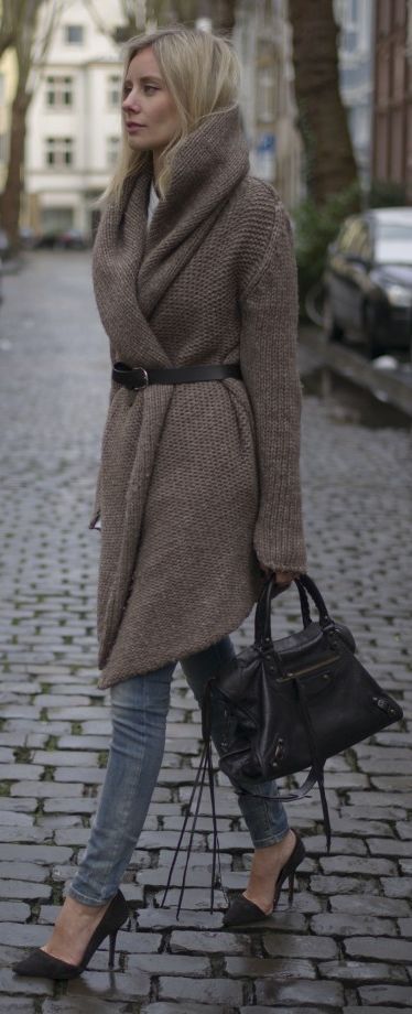 Fall fashion | Belted brown wrap cardigan with heels and tote bag How To Wear Belts, Fall Fashion Coats, Baby Mode, Mode Casual, Looks Street Style, Cardigan Outfits, 가을 패션, Looks Style, Mode Inspiration