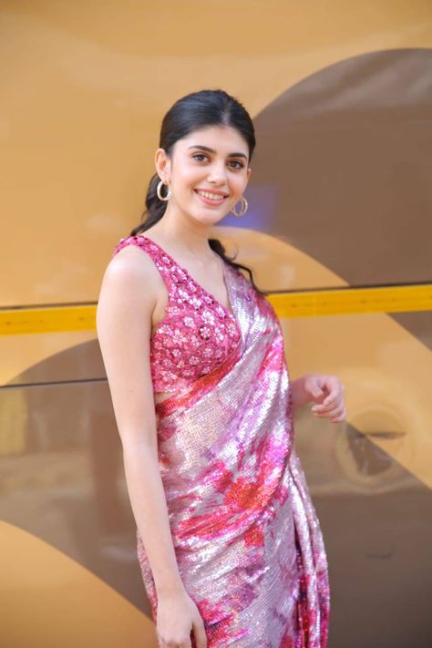 Beauty Of Universe, Sanjana Sanghi, Kapil Sharma Show, Rashmi Gautam, Guru Randhawa, Stylish Saree, Classy Yet Trendy, Kapil Sharma, Bollywood Outfits