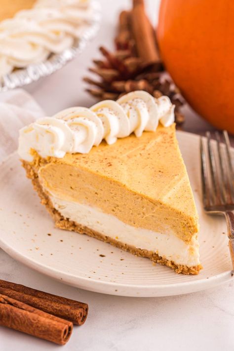 This no-bake pumpkin pie cheesecake is a great choice for dessert lovers. It expertly combines the velvety texture of traditional cheesecakes with the subtly spiced sweetness of pumpkin. The result is a light and creamy dessert that has all of those comforting autumn flavors, making it a perfect addition to your holiday dinner. It's a wonderfully simple yet delicious no-bake pumpkin cheesecake that offers an ideal balance of flavors in every mouthful without being overly rich. Non Bake Pumpkin Cheesecake, No Bake Cheesecake Pumpkin, Pumpkin Cheesecake Pie No Bake, No Bake Cheesecake Thanksgiving, Pumpkin Pie Cheesecake No Bake, Light Pumpkin Desserts, No Bake Pumpkin Cheesecake Pie, Pumpkin No Bake Cheesecake, No Bake Pumpkin Desserts