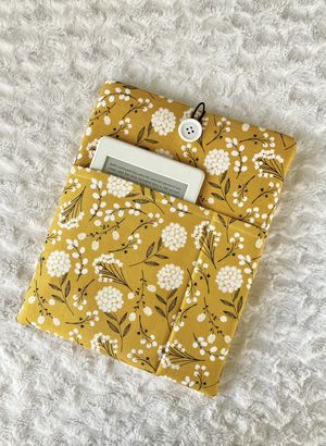 How To Make A Book Sleeve, Colored Liner, Kindle Aesthetic, Diy Cape, Book Sleeves, Book Pouch, Diy Textiles, Reading Accessories, Kindle Sleeve