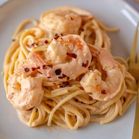 This creamy chipotle pasta with shrimp has a spicy kick and comes together so easy for a quick weeknight meal. Recipe on ThaiCaliente.com Creamy Chipotle Pasta, Chipotle Shrimp Recipes, Shredded Salsa Chicken, Shrimp Pasta Recipes Creamy, Chicken Yogurt, Baked Chili, Chipotle Pasta, Shrimp Pasta Recipes Easy, Chipotle Shrimp