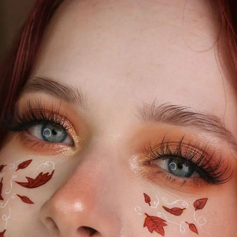 Maple Leaf Makeup, Fall Leaves Makeup Looks, Fall Makeup Simple, Fall Halloween Makeup, Fun Fall Makeup Looks, Fall Leaves Face Paint, Thanks Giving Makeup Ideas, Autumnal Makeup Looks, Fall Leaves Makeup