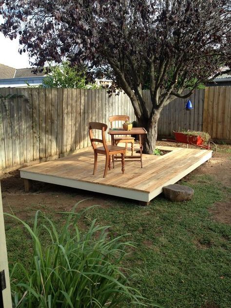 Simple Floating Deck Under Tall Tree #deckideas #backyard #decorhomeideas Garden Design Ideas On A Budget, Wooden Deck, Pallet Patio, Under A Tree, Deck Designs Backyard, Budget Garden, Easy Backyard, Patio Garden Design, Have Inspiration