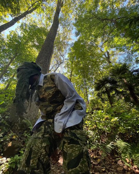 Gorpcore Photoshoot, Camo Photoshoot, Mountain Editorial, Streetwear Photoshoot Ideas, Silhouette Mode, Streetwear Photoshoot, Nature Outfits, Forest Gump, Jungle Forest