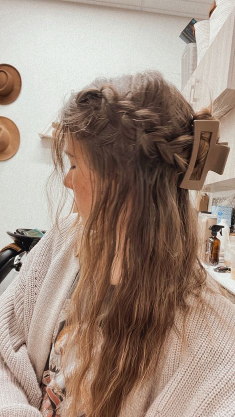 Braid And Claw Clip Hairstyles, Cowgirl Hairstyles, Cowgirls Hairstyles, Aesthetic Hairstyles, Hairstyle Inspo, Clip Hairstyles, Blonde Hair Inspiration, School Hairstyles, Hair Stylies