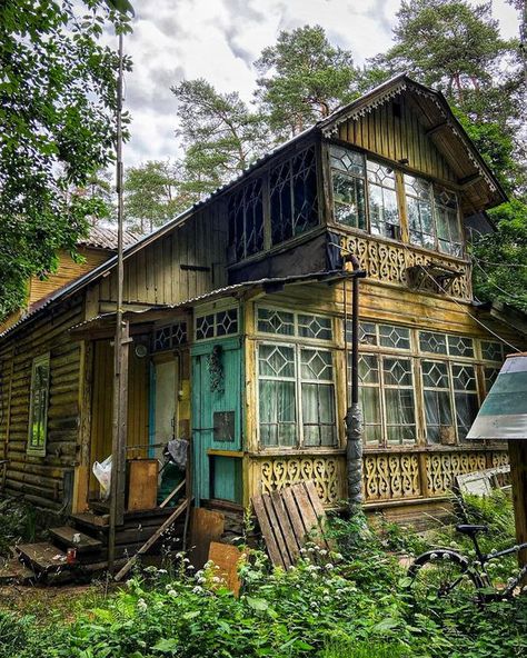 Aesthetic Cottages, Wooden Shack, Home Styles Exterior, Woodland House, Russian Architecture, Hippie Homes, Unusual Homes, Cottage In The Woods, Cabins And Cottages