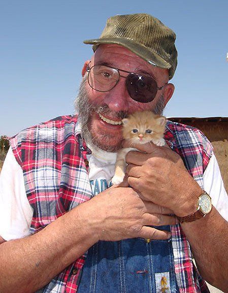 Even tough guys have a heart... (Sid Haig) People With Cats, Sid Haig, Photos Of Famous People, Rob Zombie Film, Sheri Moon, Famous Cats, Men With Cats, Transition Goals, Dead Girl