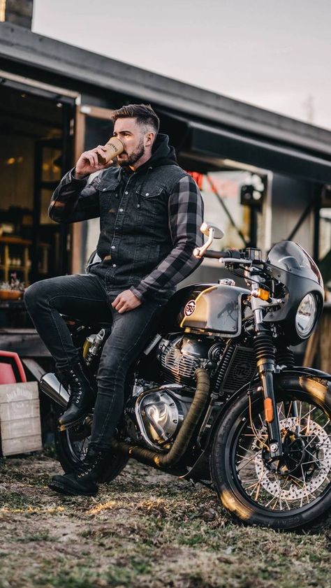 Bikers Jackets Outfit Men, Rider Outfit Men, Cafe Racer Outfit Men, Biker Outfit Men Motorcycles, Cafe Racer Outfit, Biker Outfit Men, Man On A Motorcycle, Bike Pose, Rider Outfit