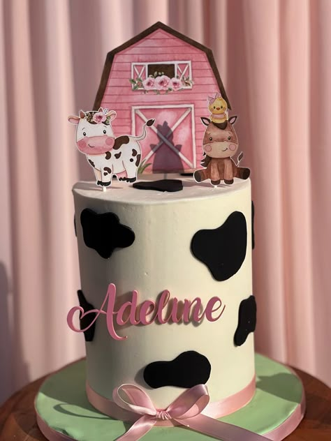 Farm Birthday Cake, Cowgirl Birthday Cakes, Cow Birthday Cake, Farm Birthday Cakes, Girls First Birthday Cake, Cow Birthday Parties, Cow Cakes, Animal Theme Birthday, Animal Birthday Cakes