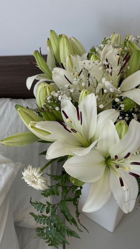 Bouquets Of Lilies, White Lillies Aesthetic Wallpaper, Bouquet Of Lilies Aesthetic, White Lilly Aesthetic, Lily Flowers Aesthetics, White Lily Bouquet Aesthetic, Bouquet Wedding Lilies, Lilly Aesthetic Flower, Lillys Flowers Aesthetic