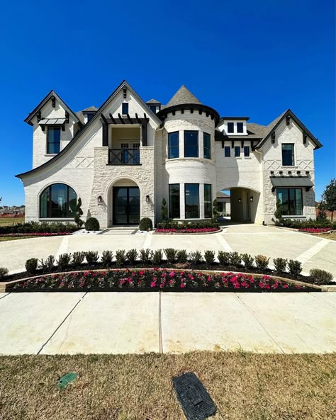 Big Family House Exterior, Castle Style House, Family House Exterior, Big Family House, Modern Suburban House, Luxury Toys, Usa House, Pretty Houses, Dream Life House