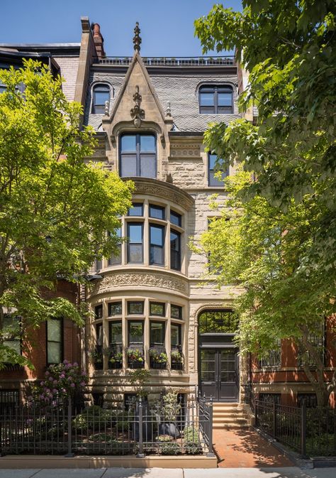 Tour the Spa-Like Boston Town House of Two Empty Nesters | Architectural Digest Boston House, New England Home, South Beach Hotels, Victorian Townhouse, Empty Nesters, Back Bay, New England Homes, Georgian Homes, Home Magazine