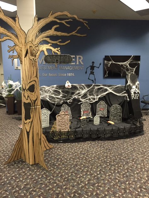 Office Graveyard Decorations, Graveyard Office Decorations, Halloween Cubicle Decor Contest Work, Fall Cubicle Decor Office Work, Halloween Office Themes, Cubicle Halloween Decorations, Halloween Cubicle, Cardboard Halloween, Halloween Theme Decoration