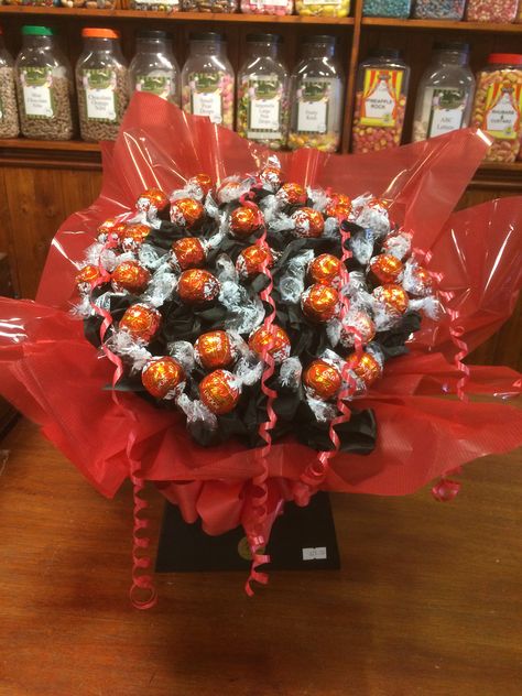 Lindt Lindor bouquet Lindor Bouquet, Lindor Chocolate Gift Ideas, Candy Diy Gifts, Lindt Chocolate Bouquet, Gifts Bouquet, Chocolate Valentines, Lindt Truffles, Birthday Shots, Sweet Trees