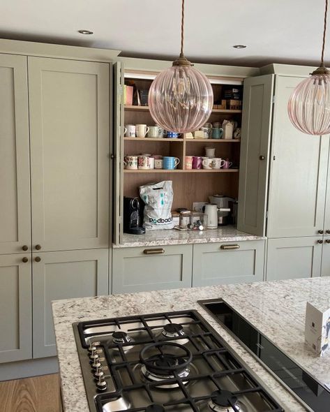 Howdens Shaker Kitchen, Howdens Chilcomb, Green Shaker Kitchen, Howdens Kitchen, Kitchen Door Styles, Kitchen Shaker, Howdens Kitchens, Real Kitchens, Kitchen Renovation Inspiration