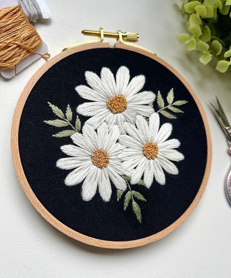 Embroidered Flowers Simple, Simple Hand Embroidery Patterns, Textile Art Embroidery, Simple Embroidery Designs, Diy Embroidery Designs, Hand Embroidery Patterns Flowers, Diy Embroidery Patterns, Handmade Embroidery Designs, Embroidery Stitches Tutorial