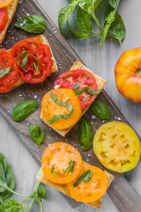 Time to get a bit more creative with your summer tomatoes! Tomato Toast Recipe, Organic Dinner Recipes, Heirloom Tomato Recipes, Tomato Lentil Soup, Tomatoes On Toast, Tomato Season, Toast Toppings, Summer Tomato, Heirloom Tomatoes