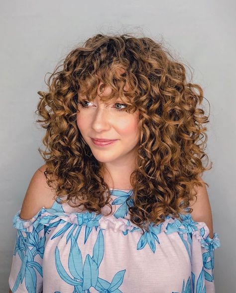 Trendy Curly Haircuts 2024: Short, Medium, Long Styles with Bangs C3 Hair, Hairstyles Unique, Layered Curly Haircuts, Curly Fringe, Curly Haircut, Curly Hair Photos, Curly Bangs, Curly Haircuts, Curly Hair Styles Easy