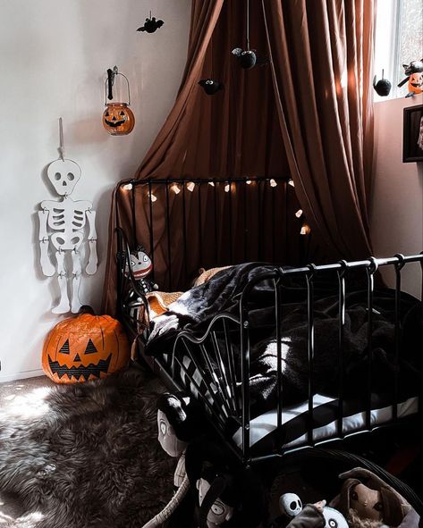 Addams Family Home Decor, Addams Family Bedroom, Emo Nursery, Spooky Baby Nursery, Killstar Aesthetic, Whimsigoth Nursery, Goth Baby Room, Goth Nursery Ideas, Dark Nursery Ideas