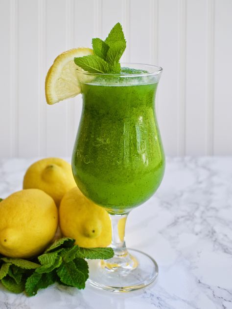 Frozen Mint Lemonade #lemon #mint #lemonade #frozendrink #drink #summerrecipe | Yummy Noises Lemon Mint Juice, Mint Juice, Slushy Drinks, Limeade Recipe, Vodka Mixes, Mint Drink, Mint Lemonade, Frozen Lemonade, Iced Tea Recipes