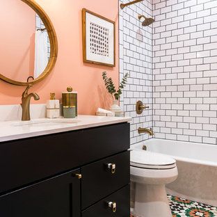 White Tile Bathroom Color Walls, Coral And Black Bathroom, Coral Walls Bathroom, California Bathroom Aesthetic, Bathroom Decor With Color, Pink White Bathroom Ideas, Small Chic Bathroom, Fun Family Bathroom Ideas, Fun Bathroom Paint Colors