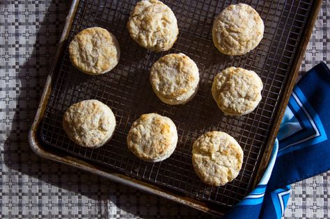 Liz Smiths Biscuits: This biscuit recipe from writer Liz Smith was one of the late Nora Ephron's favorites; it was included in Ephron's memorial service program. Best Biscuit Recipe, Brunch Sides, Liz Smith, Breakfast Sides Dishes, Caramelized Bacon, Breakfast Sides, Cream Biscuits, Savory Pastry, Homemade Biscuits