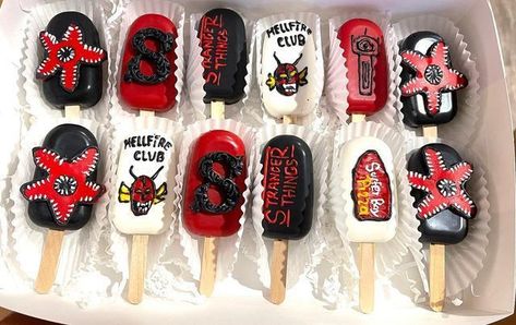 Stranger Things Cakesicles, Stranger Things Cakes Birthday, Stranger Things Treats, Stranger Things Cake Pops, Stranger Things Desserts, Birthday Cake Stranger Things, Cumpleaños Stranger Things, Stranger Things Food, Dipped Sweets