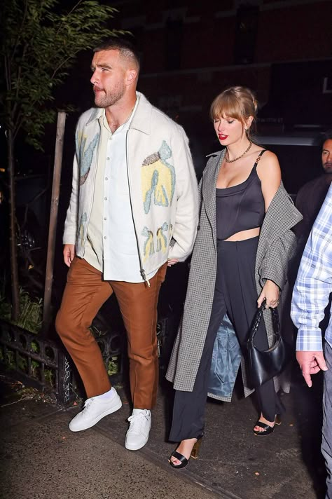 We're 99% Sure We Know Taylor Swift's Date-Proof Red Lipstic | Who What Wear Taylor Swift Red Lipstick, Travis Taylor, Taylor Outfits, Estilo Taylor Swift, All About Taylor Swift, Taylor Swift Red, Taylor Swift Outfits, Travis Kelce, Taylor Swift Fan