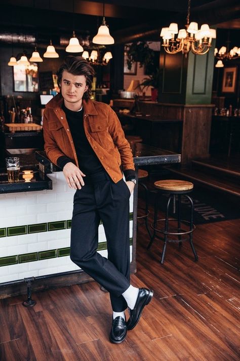 White socks finally making a comeback? (Joe Keery GQ Interview : malefashionadvice 80s Outfits For Men, 80s Fashion For Men, Stranger Things Joe Keery, Joe Kerry, Beautiful Joe, Stranger Things Steve, Stranger Things Aesthetic, 80s Outfit, Joe Keery