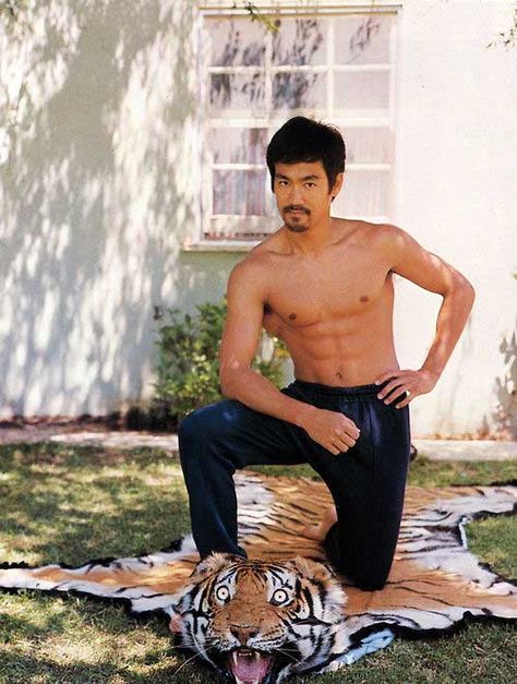 image Bruce Lee Pictures, Bruce Lee Martial Arts, Martial Arts Instructor, Bruce Lee Photos, Jeet Kune Do, Brandon Lee, Enter The Dragon, Rock Lee, Martial Artists