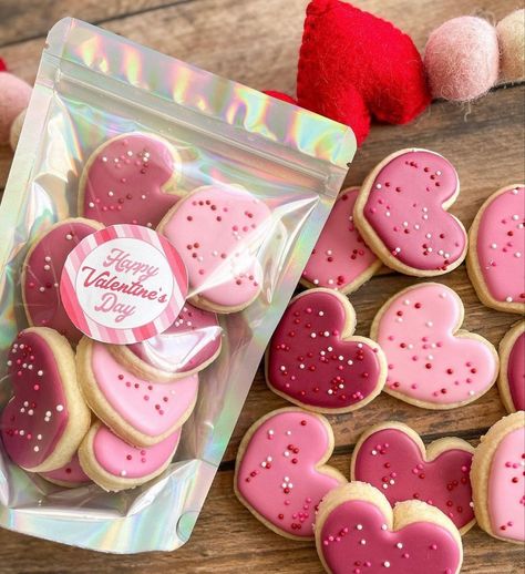 Valentines Day Cookies Decorated, Red Treats, Valentines Day Sugar Cookies, Valentine Cookies Decorated, Valentines Cookies, Valentine Sugar Cookies, Valentine Favors, Valentines Baking, Valentines Gift Box