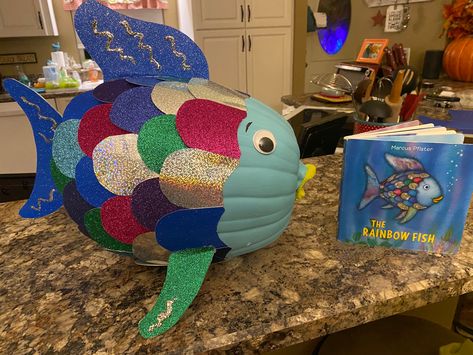 A storybook pumpkin basey off the rainbow fish Book Character Pumpkins, Story Book Pumpkin, Creative Pumpkin Decorating, Character Pumpkins, Pumpkin Decorating Contest, Pumpkin Books, Pumpkin Contest, Halloween Pumpkin Designs, Pumpkin Projects