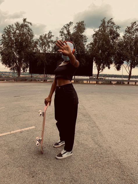 90s Skater Aesthetic Girl, 90s Skater Girl Aesthetic, Old School Aesthetic Outfit Girl Black, Skater Dark Aesthetic, Female Skateboarder Aesthetic, 90s Skater Girl, Y2k Skater Girl, Skate Girl Outfit, Boy Skater