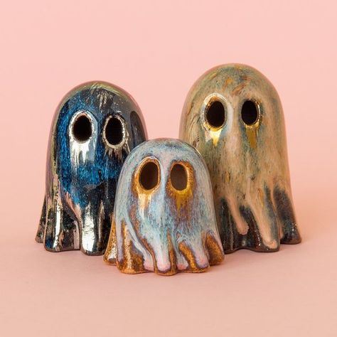 Ghost Pinch Pot, Halloween Pottery Ideas Ceramics, Ceramic Ghost Painting Ideas, Halloween Ceramics Ideas Diy, Ceramic Ghost Pottery, Ceramic Halloween Decorations, Pottery Craft Ideas, Ceramic Halloween Ideas, Fall Ceramic Ideas