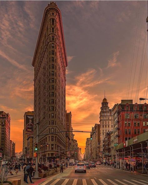 Flatiron Building Nyc, New York Places, New York City Pictures, Earth City, Bronx Nyc, Visiting New York, New York City Map, Flatiron Building, Chrysler Building