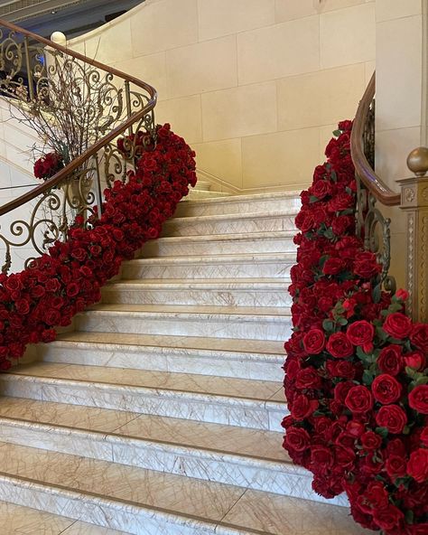 The Plaza Hotel Nyc Aesthetic, Hotel Wedding Aesthetic, Wedding Decorations Red Roses, Red Luxury Aesthetic, Red Aesthetic Wedding, Red Wedding Aesthetic, Wedding Ideas Red, Romantic Red Wedding, Plaza Hotel New York