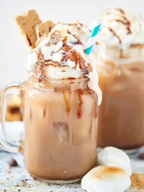 SMores Iced Coffee - A patriotic drink for the Fourth of July #dan330 http://livedan330.com/2015/07/04/smores-iced-coffee/ Ninja Coffee Bar Recipes, Dog Treats Homemade Easy, Chocolate Graham Crackers, Dog Treats Homemade Recipes, Espresso Drinks, Marshmallow Fluff, Starbucks Iced Coffee, Dog Treat Recipes, Graham Cracker