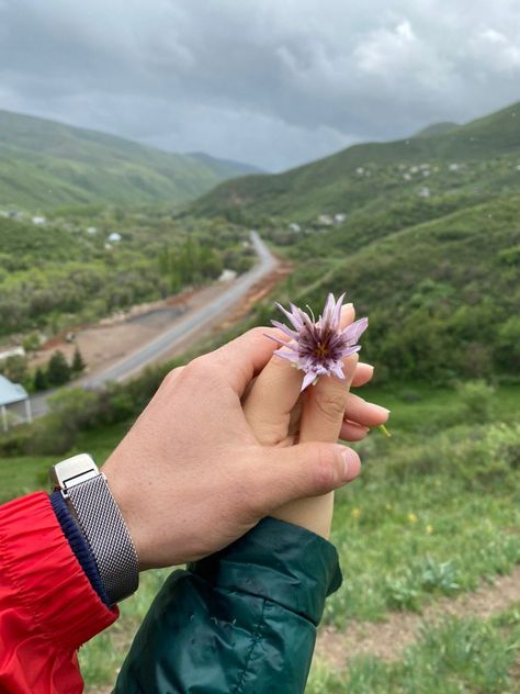 Couple Photo Ideas In Mountains, Hill Station Couple Pics, Couple Pose In Mountain, Hillstation Photography Couple Pose, Couple Photography Poses At Hill Station, Mountain Poses Photo Ideas Couple, Dehradun Photography Poses, Couple Poses In Hill Station, Couple Poses In Mountains