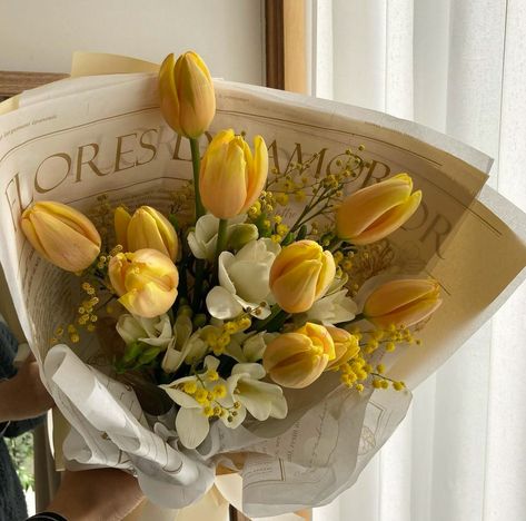 Yellow Flower Bouquet Aesthetic, Tulips Aesthetic Bouquet, Yellow Nature Aesthetic, Yellow Vibes Aesthetic, Yellow Aesthetic Flowers, Yellow Flower Aesthetic, Primavera Aesthetic, Yellow And White Bouquet, Yellow Flowers Aesthetic